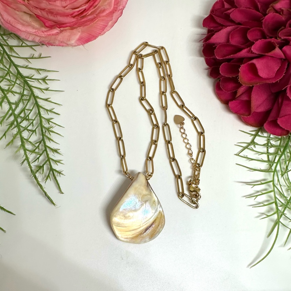 NEW⚜️Mother Of Pearl “Riva” Teardrop Necklace - Picture 6 of 6